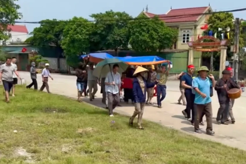 Người dân tổ chức lễ an táng cá Voi. an-tang-xac-ca-ong.jpg