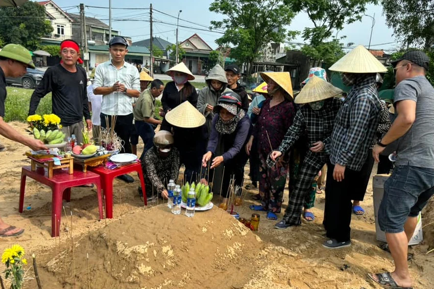 Người dân thắp hương lên mộ cá voi. mo-ca-voi.jpg