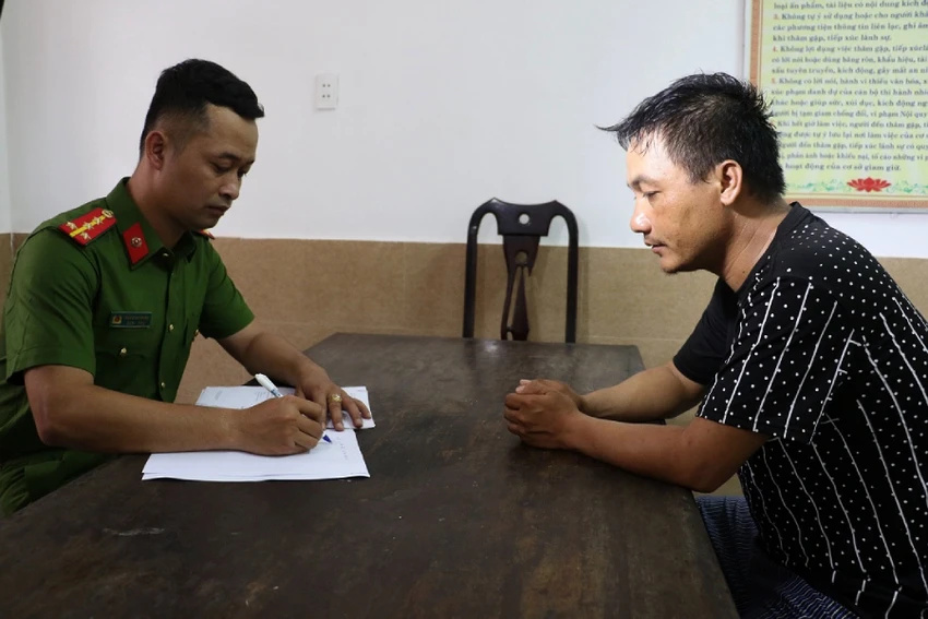 Võ Văn Kiên tại cơ quan công an. Ảnh: CA bi-can-lua-ban-tuong.jpg