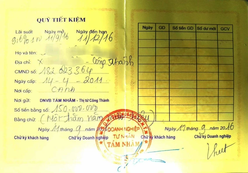 Bên trong sổ tiết kiệm ghi "lãi suất 9,6%". lai-suat-cao.jpg