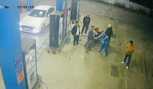 Nhân viên cây xăng bị đánh trước nhiều người. Ảnh cắt từ video clip. nhan-vien-cay-xanh.jpg