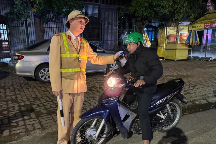 Kiểm tra nồng độ cồn người dân tham gia giao thông đêm 28-1. thoi-nong-do-con.jpg
