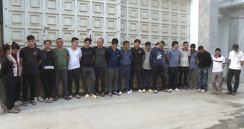 Các con bạc bị bắt giữ. Ảnh: CA. các con bạc