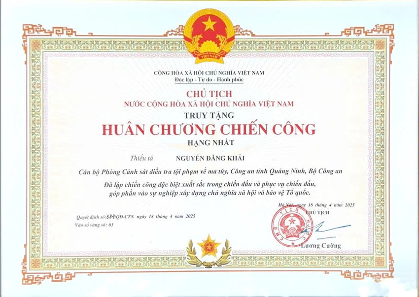 Chủ tịch nước Lương Cường truy tặng Huân chương Chiến công hạng Nhất cho Thiếu tá Nguyễn Đăng Khải. huan-chuong-chien-cong.jpg