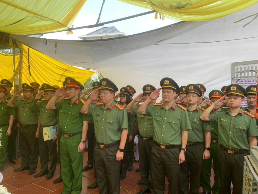 Đoàn công tác của Công an tỉnh Hưng Yên do Đại tá Nguyễn Thanh Trường - Ủy viên Ban Thường vụ Tỉnh ủy, Giám đốc Công an tỉnh Hưng Yên làm trưởng đoàn đến viếng Thiếu tá Nguyễn Đăng Khải. Ảnh: ĐẮC LAM hy-sinh.jpg