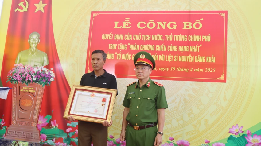 Trung tướng Nguyễn Văn Long, Thứ trưởng Bộ Công an đã trao Huân chương chiến công hạng Nhất cho thân nhân Thiếu tá, liệt sĩ Nguyễn Đăng Khải. Tổ quốc ghi công