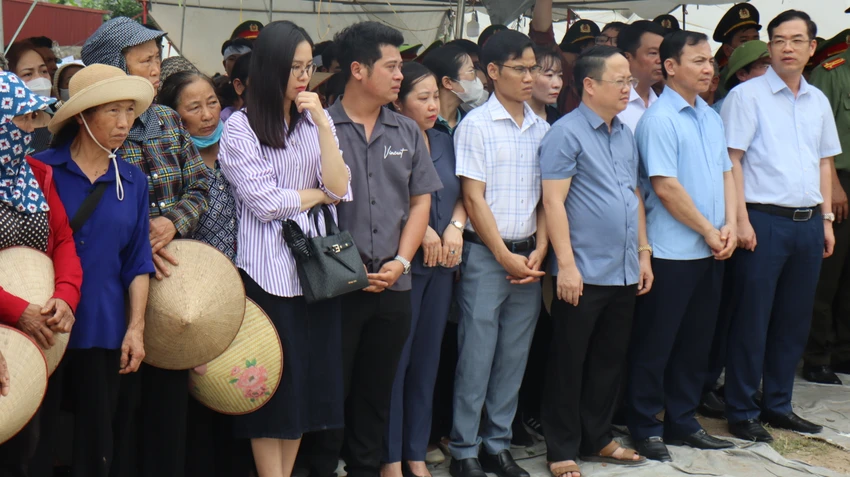 Rất đông người dân, cán bộ chính quyền địa phương, đồng đội đến dự Lễ truy điệu. nguoi-dan.JPG
