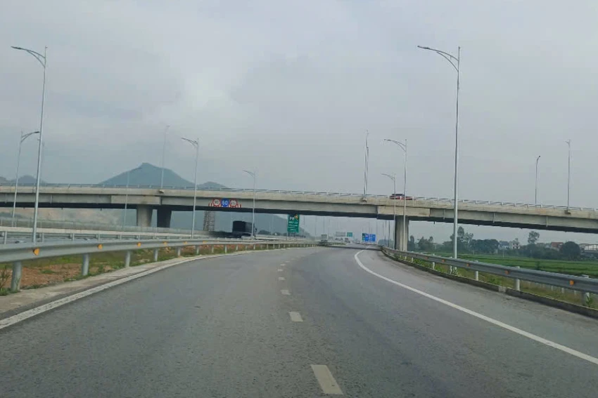Hiện nay cao tốc đã thông tuyến từ Hà Nội- Nghệ An vào Hà Tĩnh. Ảnh: ĐẮC LAM cao-toc-Vinh-Thanh-thuy.jpg