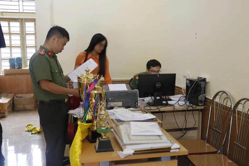 Cơ quan công an khám xét nơi làm việc của Hòa. kham-xet-noi-lam-viec.jpg