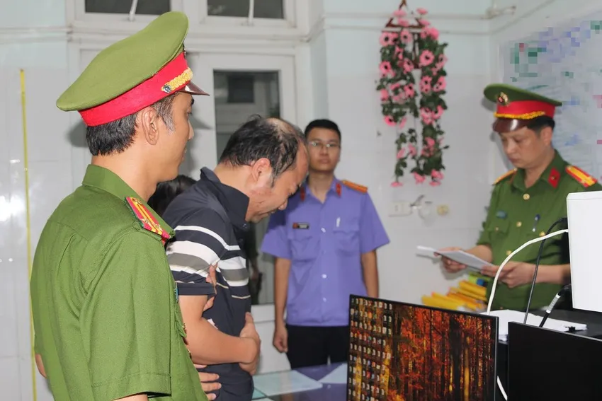 Tạm giữ hình sự tài xế ô tô đâm 2 xe máy rồi rơi xuống sông làm 3 người tử vong