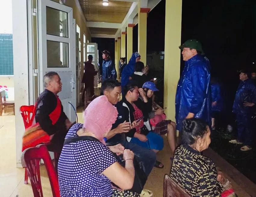 Người dân ở Bản Vẽ, xã Yên Na (Nghệ An) được sơ tán lên ở trong trường học. ban-ve-nghe-an.jpg
