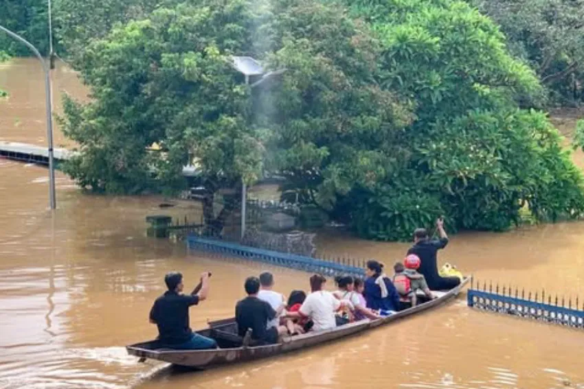 Trung tâm Y tế Kỳ Sơn di chuyển bệnh nhân bằng thuyền. cuu-dan (3).jpg