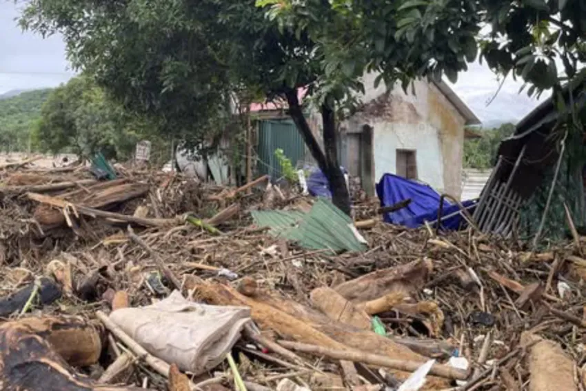 Lũ quét qua để lại nhiều rác, gốc cây. lu-quat.jpg