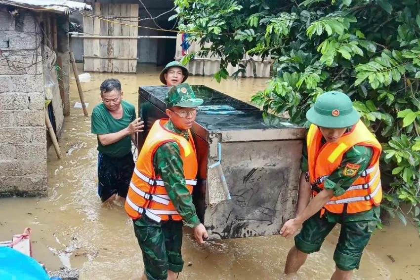 Bộ đội giúp dân di chuyển tài sản. Ảnh: LÊ THẠCH. TAI-SAN (2).jpg