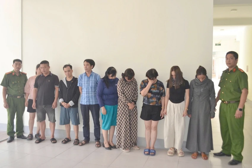 Công an bắt quả tang nhóm lắp camera quan sát để đánh bạc.