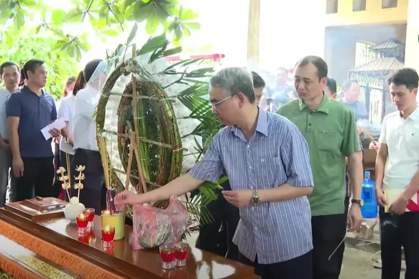 Lãnh đạo tỉnh Hưng Yên đến thăm viếng, động viên, chia buồn, trao hỗ trợ gia đình nạn nhân. thi-the-2-con (2).jpg