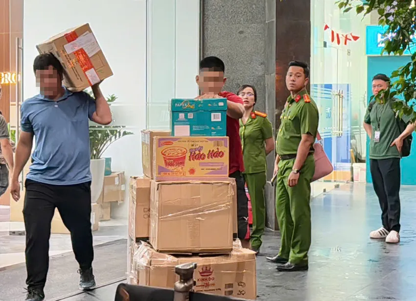 Nhiều thùng tài liệu từ trụ sở công ty của Shark Bình. cong-an-thu-tai-lieu.jpg