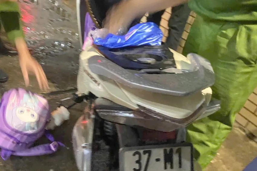 bo-om-2-con-nhay-cau.jpg