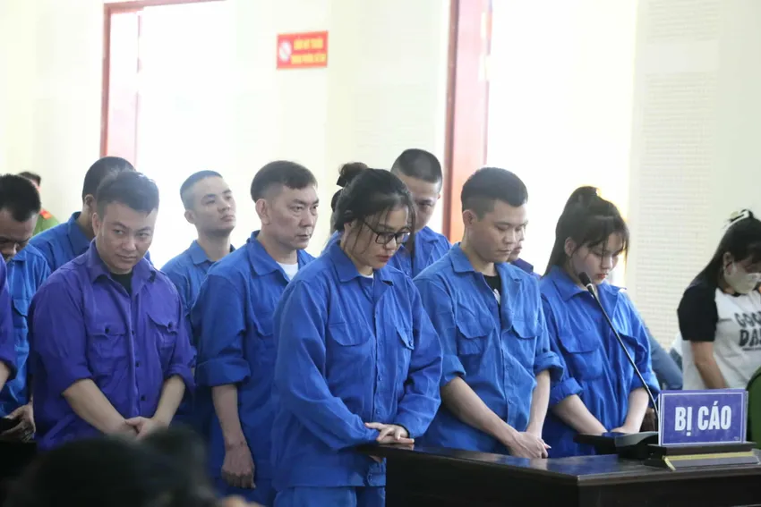 Phan Văn Phượng và các bị cáo tại phiên tòa sơ thẩm. Ngồi ở Campuchia gọi video.jpg