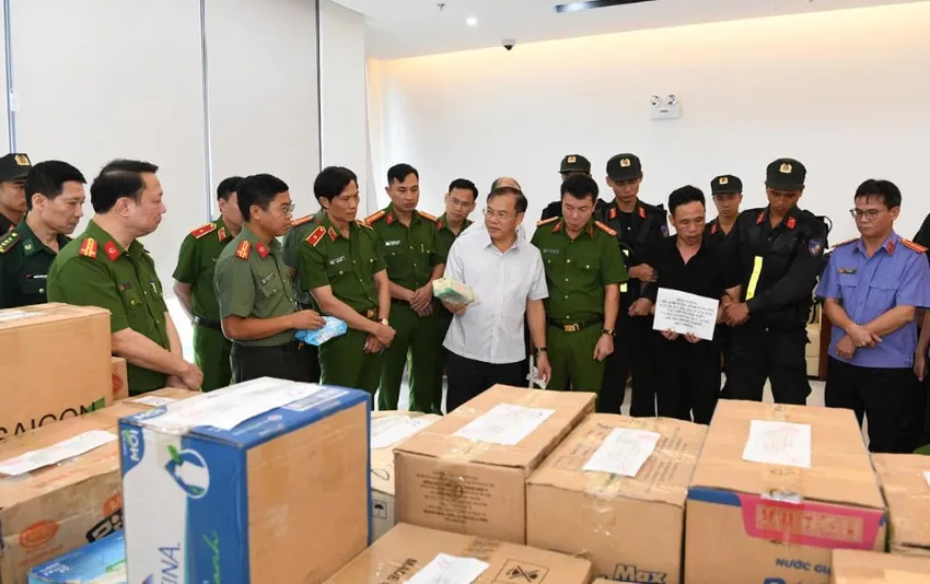 Thượng tướng Nguyễn Văn Long, Thứ trưởng Bộ Công an kiểm tra tại hiện trường. Ảnh: Công An. Nguyen-Van-Long .jpg