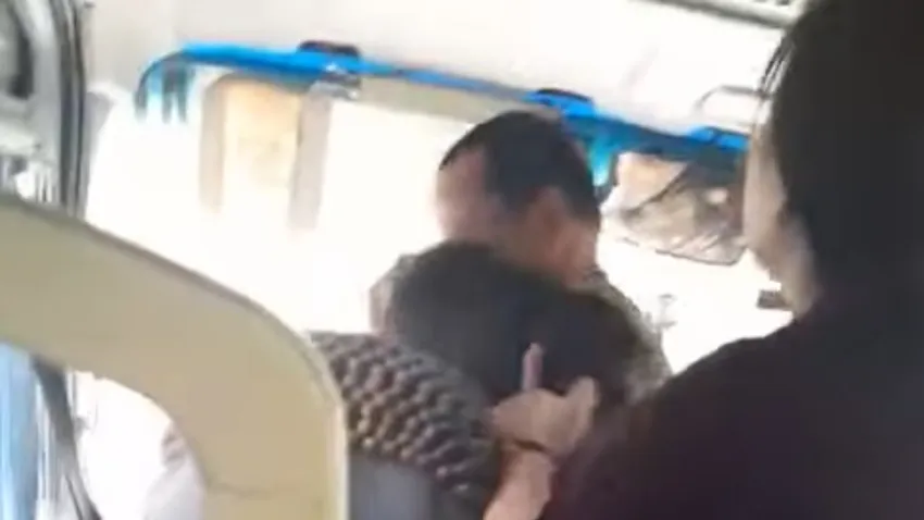 Người đàn ông tấn công, ôm cổ tài xế xe buýt. Ảnh cắt từ video clip. hanh-khach-tan-cong-tai-xe.jpg