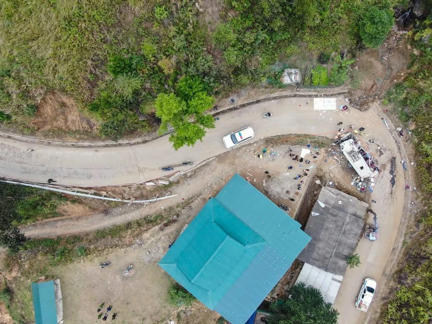 Hiện trường vụ lật xe chở đoàn thiện nguyện làm 9 người tử vong, 9 người bị thương. lat-xe-o-lao-cai.jpg
