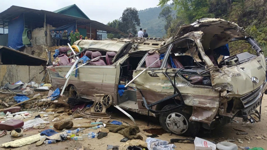 Hiện trường vụ lật xe thiện nguyện. xe-thien-nguyen (3).jpg