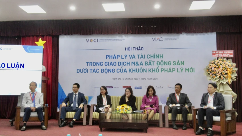 Piên thảo luận với sự giải đáp, trao đổi sôi nổi, tích cực của các chuyên gia và khách mời. Ảnh: YC bat-dong-san-thao-luan.jpg