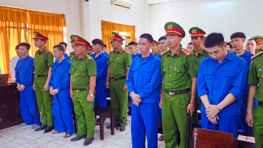 Các bị cáo trong vụ nổ súng ở Phú Quốc tại phiên xét xử phúc thẩm. Ảnh: VĂN VŨ vu-no-sung-o-phu-quoc.jpg