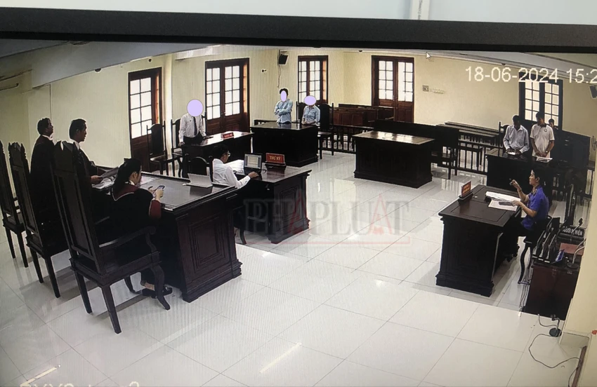 Quang cảnh phiên tòa xét xử chiều 18-6 có luật sư VMT tham gia phiên tòa đứng ở hàng ghế dành cho luật sư. Ảnh chụp màn hình: NN TAND TP Cần Thơ kiến nghị khởi tố luật sư VMT