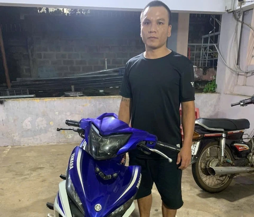 Nghi phạm cùng tang vật liên quan vụ việc tài xế Grab bị trộm. Ảnh: C.A Vào phòng trọ tắm, tài xế Grab bị trộm mất 'cần câu cơm'