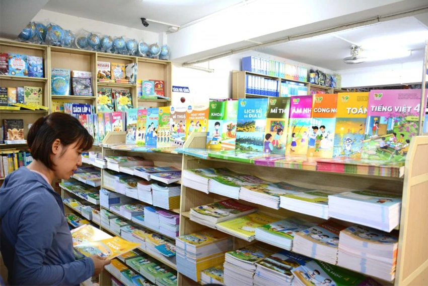 Số đầu sách tăng, tình trạng bán SGK kèm sách bài tập, sách tham khảo dẫn đến tăng chi phí mua sách. Ảnh: HT w-P13-IMG_20230921_195237.jpg