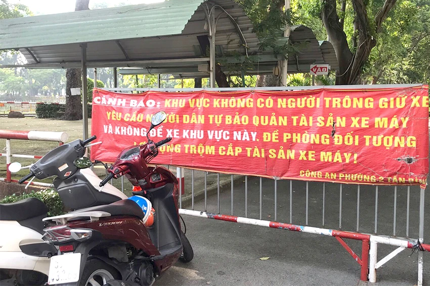 Tại Công viên Hoàng Văn Thụ (quận Tân Bình), người dân vào công viên phải để xe trên vỉa hè vì không có bãi giữ xe. Ảnh: THẢO HIỀN w-P14_giu-xe_h1.jpg