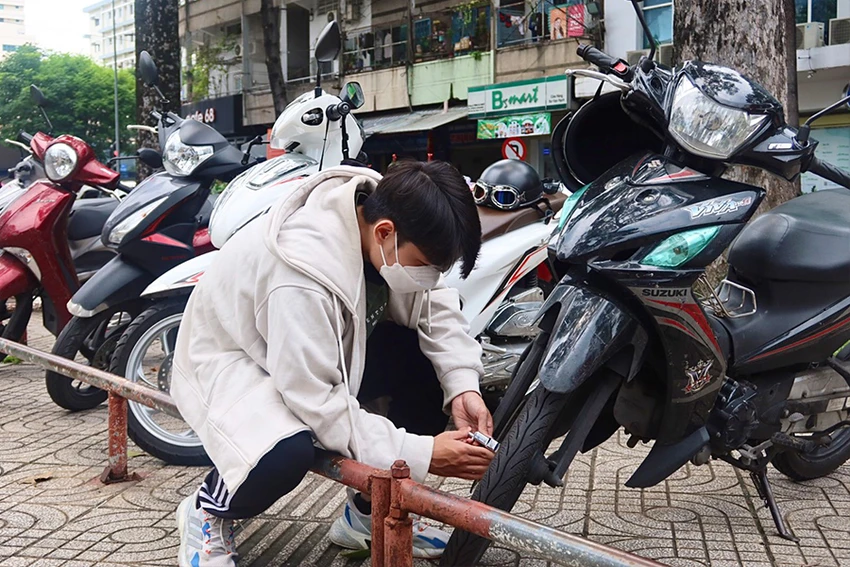 Người dân vào công viên chơi phải đem theo ổ khóa để tự giữ xe. Ảnh: THẢO HIỀN w-P14_giu-xe_h2.jpg