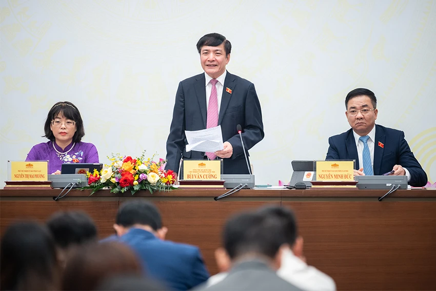 Tổng Thư ký Quốc hội, Chủ nhiệm Văn phòng Quốc hội Bùi Văn Cường phát biểu tại họp báo. Ảnh: QH w-p2+3-hop-bao-quoc-hoi.jpg