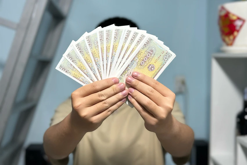 Người dân không nên tin vào các quảng cáo đổi tiền lẻ, tiền mới trên các trang mạng xã hội. Ảnh: HUỲNH THƠ đổi tiền mới