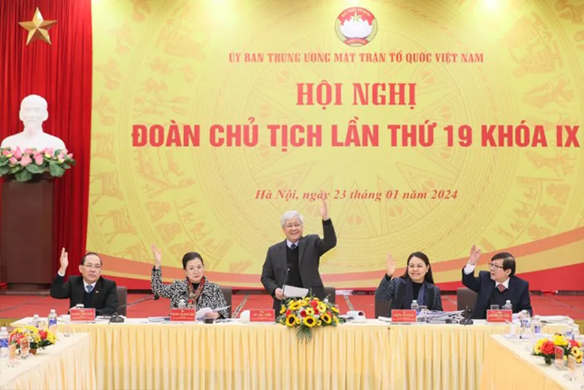 Chiều 23-1, các đại biểu biểu quyết thông qua Nghị quyết Hội nghị Đoàn Chủ tịch Ủy ban Trung ương MTTQ Việt Nam lần thứ 19, khóa IX. Ảnh: MTTQ VN w-p3-bai-hn-twmttq-23.01.jpg