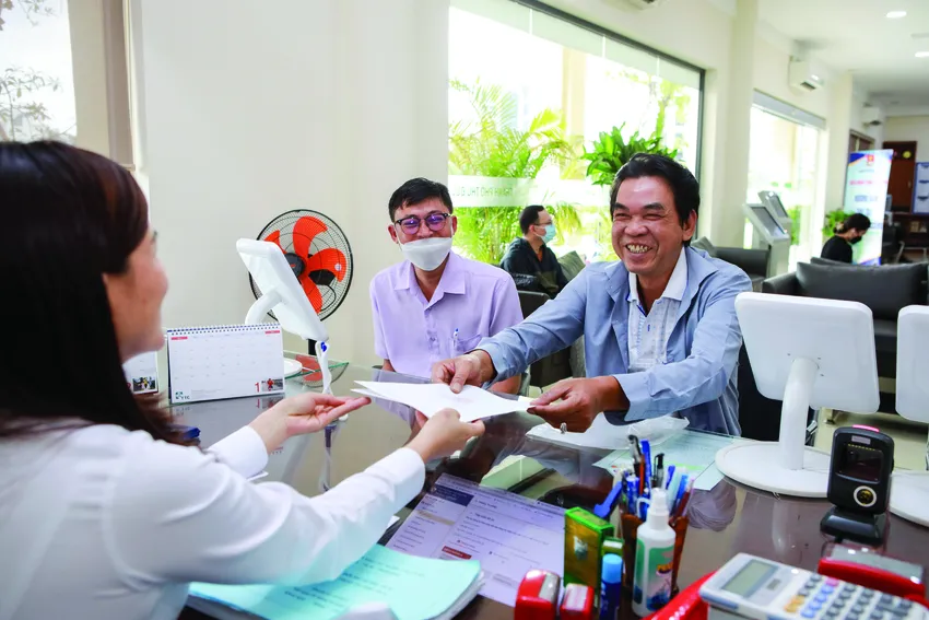 Người dân làm thủ tục tại Trung tâm hành chính công TP Thủ Đức. Ảnh: Nguyệt Nhi Ảnh 2_Nguyệt Nhi.jpg