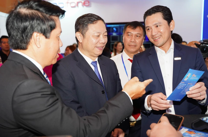 Lãnh đạo TP.HCM dự Tuần lễ Chuyển đổi số TP.HCM năm 2023. Ảnh: THUẬN VĂN Tuần lễ Chuyển đổi số