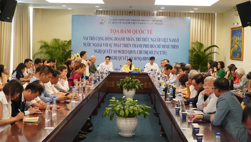 Toàn cảnh toạ đàm. Ảnh: BẢO PHƯƠNG nghi-quyet-98-5.jpg