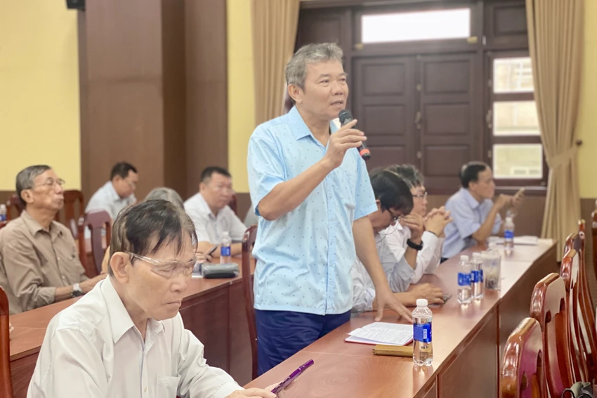 Cử tri Nguyễn Trúc đặt vấn đề về giải ngân đầu tư công tại buổi tiếp xúc cử tri quận 1. Ảnh: B.P tiep-xuc-cu-tri-1.jpg tiếp xúc cử tri