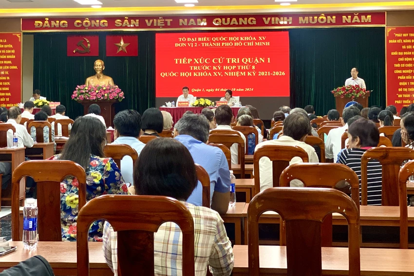 Chủ tịch UBND quận 1 Lê Đức Thanh trả lời tại buổi tiếp xúc cử tri. Ảnh: B.P tiep-xuc-cu-tri-3.jpg