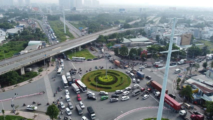 Hình ảnh vòng xoay Phú Hữu từ trên cao. Ảnh: ĐÀO TRANG vong-xoay-phu-huu-1.jpg