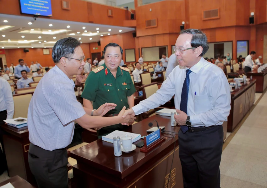 Bí thư TP.HCM Nguyễn Văn Nên trao đổi với đại biểu bên lề hội nghị. Ảnh: NGUYỆT NHI tong-ket-thuc-hien-nhiem-vu-phat-trien-kinh-te-xa-hoi-nam-2024-7.jpg