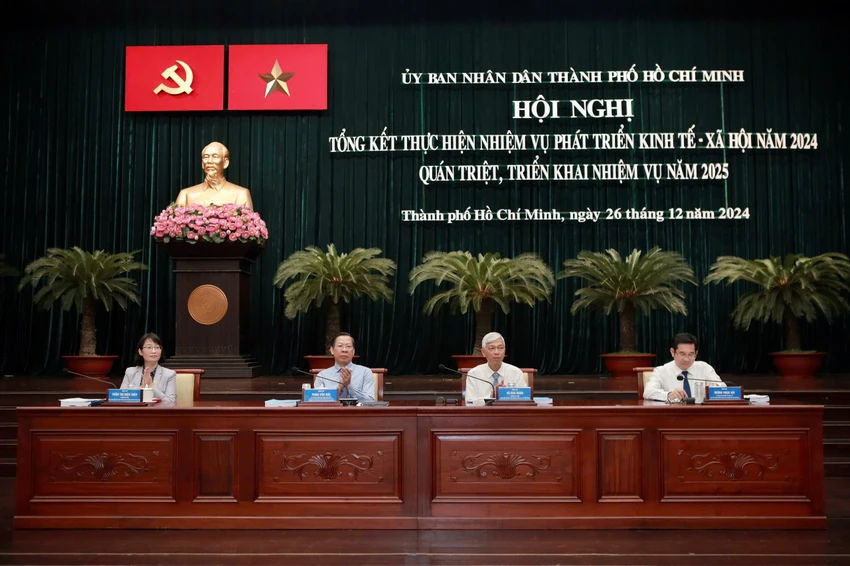 Lãnh đạo UBND TP.HCM chủ trì hội nghị. Ảnh: NGUYỆT NHI tong-ket-thuc-hien-nhiem-vu-phat-trien-kinh-te-xa-hoi-nam-2024-8.jpg