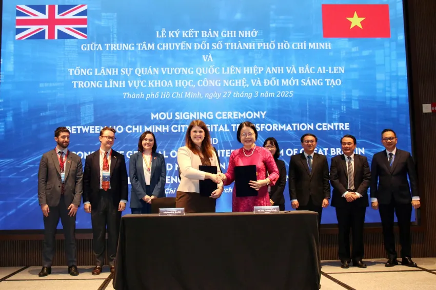 Bà Alex Smith, đại diện Tổng Lãnh sự quán Anh và bà Võ Thị Trung Trinh, Giám đốc Trung tâm Chuyển đổi số TP.HCM, ký kết bản ghi nhớ hợp tác. Ảnh: T.L ban-ghi-nho-hop-tac-1.jpg TP.HCM và Anh ký kết bản ghi nhớ hợp tác về khoa học, công nghệ và đổi mới sáng tạo