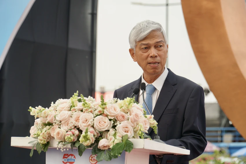 Phó Chủ tịch UBND TP.HCM Võ Văn Hoan phát biểu tại buổi lễ. Ảnh: BẢO PHƯƠNG bieu-tuong-huu-nghi-quoc-te-1.JPG