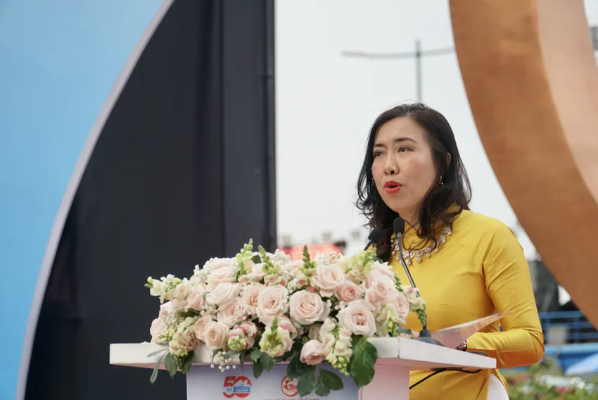 Bà Lê Thị Thu Hằng, Thứ trưởng Bộ Ngoại giao, phát biểu tại buổi lễ. Ảnh: BẢO PHƯƠNG bieu-tuong-huu-nghi-quoc-te-2.JPG