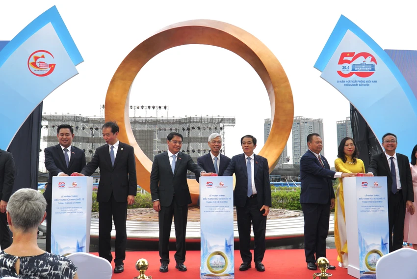 Các đại biểu bấm nút khánh thành Biểu tượng Hữu nghị quốc tế TP.HCM. Ảnh: BẢO PHƯƠNG bieu-tuong-huu-nghi-quoc-te-4.JPG Vòng tròn Mobius là Biểu tượng Hữu nghị quốc tế của TP.HCM