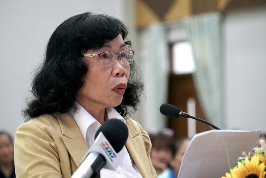 Cử tri Lê Thị Hằng (quận 4) nêu ý kiến tại buổi tiếp xúc. Ảnh: BẢO PHƯƠNG phan-van-mai-1.JPG